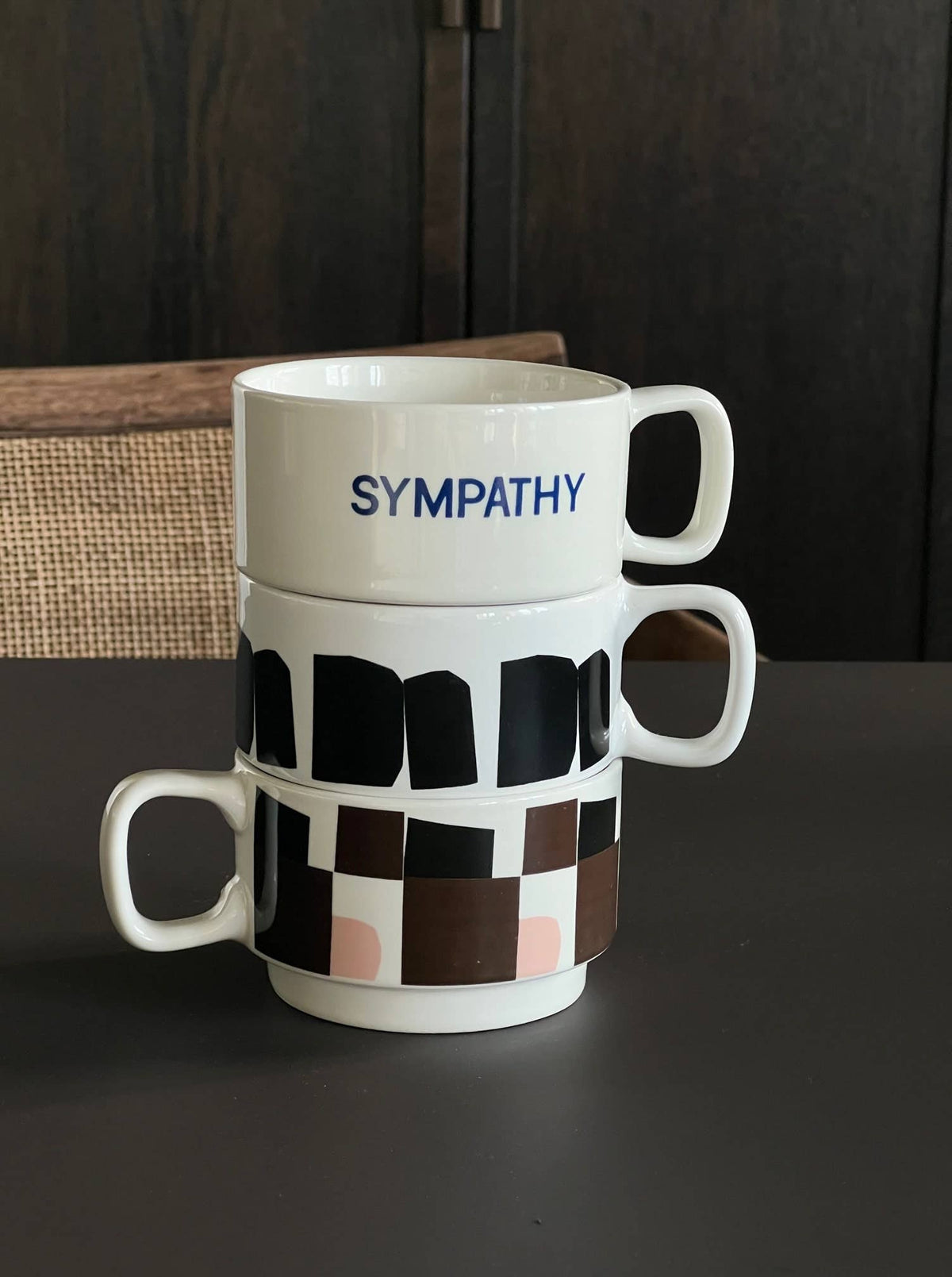 Χειροποίητη κεραμική κούπα Sisi σε off-white χρώμα με καφέ (brown) αφηρημένο γραφικό σχέδιο και γυαλιστερό φινίρισμα.