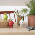 Δανέζικη διακοσμητική φιγούρα Hoptimist Rainbow Bumble Small σε πολύχρωμες ρίγες ουράνιου τόξου με χαρακτηριστικό ελατήριο.
