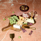 The Jett cheese knife set 3 τεμαχίων πάνω σε ξύλινη πιατέλα – The Ritual Project