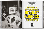 Το βιβλίο Stanley Kubrick Photographs 1945-1950 των εκδόσεων TASCHEN, με σκληρό εξώφυλλο που απεικονίζει ασπρόμαυρο φωτογραφικό πορτρέτο από το αρχείο του σκηνοθέτη.