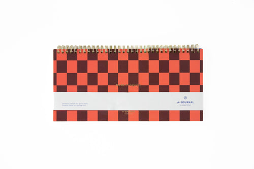 Επιτραπέζιος οργανωτής A-Journal Spiral Deskplanner με μοντέρνο καρό (Checkered) σχέδιο, σπιράλ δέσιμο για εύκολη χρήση.