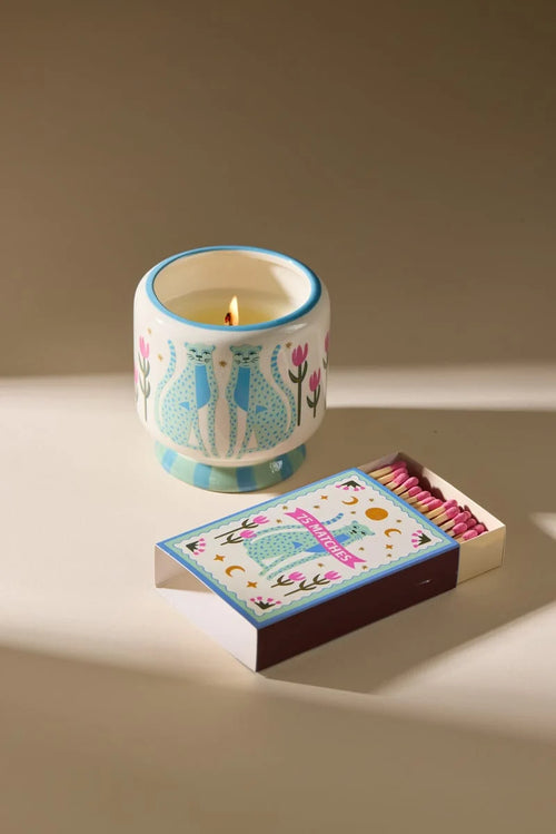 Αρωματικό κερί σόγιας Paddywax A Dopo Blue Cheetahs 226g σε χειροποίητα εικονογραφημένο κεραμικό δοχείο.
