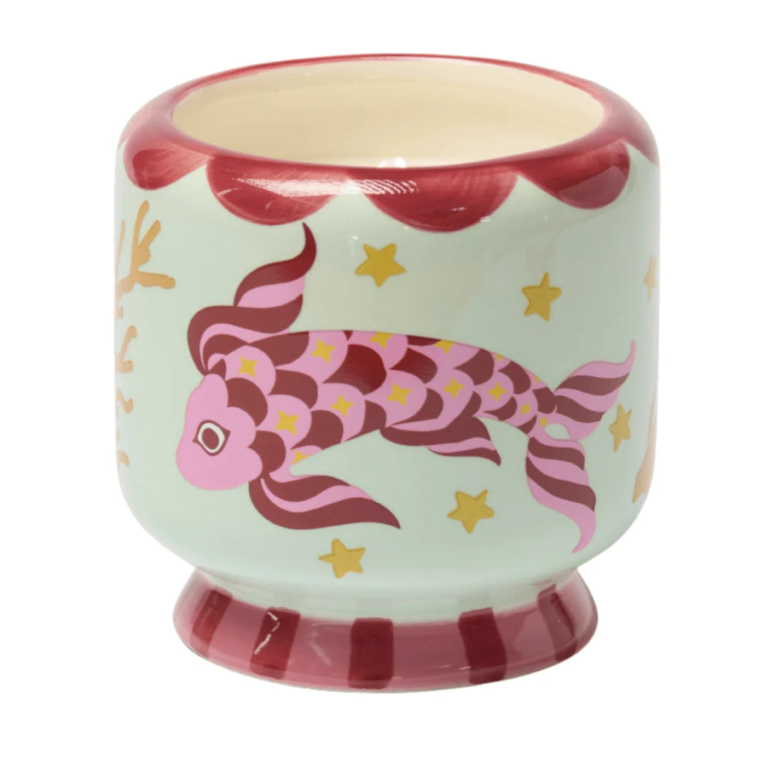 Αρωματικό κερί σόγιας Paddywax A Dopo Koi Fish 226g σε χειροποίητα εικονογραφημένο κεραμικό δοχείο.