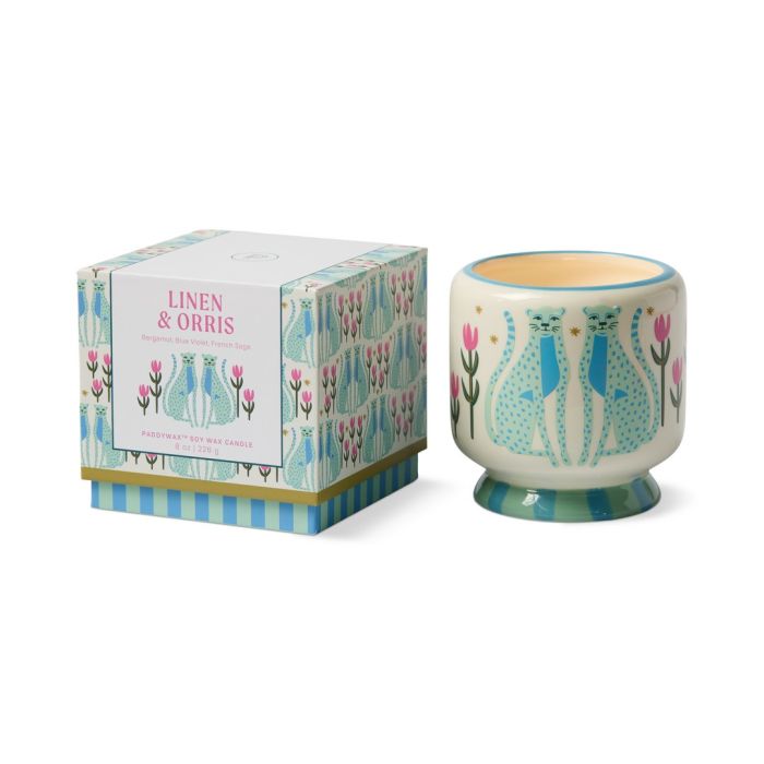 Αρωματικό κερί σόγιας Paddywax A Dopo Blue Cheetahs 226g σε χειροποίητα εικονογραφημένο κεραμικό δοχείο.