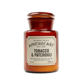 Αρωματικό κερί σόγιας Paddywax Apothecary Tobacco & Patchouli 226g σε κεχριμπαρένιο γυάλινο βάζο φαρμακείου.